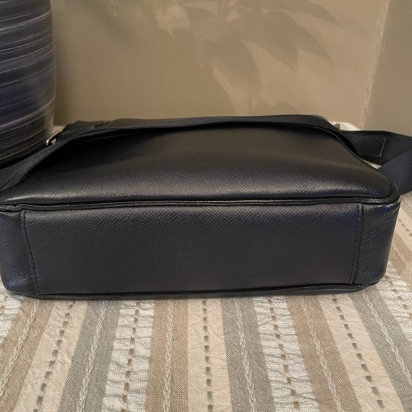 Louis Vuitton EPI leather Flap Messenger Bag - Picture 4 of 8